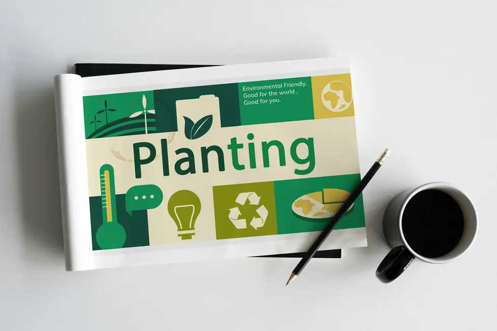 Illustration eines offenen Dokuments mit dem Titel "Planting", das verschiedene umweltfreundliche Symbole zeigt, darunter Pflanzen, Recycling, Energie und Erde, um den Fokus auf nachhaltige Praktiken und Umweltschutz zu betonen. Daneben liegt ein schwarzer Kaffeebecher und ein Bleistift, was auf eine Arbeitsumgebung hindeutet.